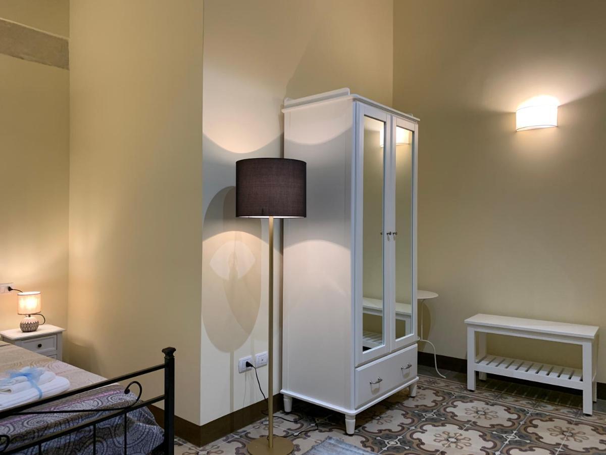Piazza Fontana Luxury Bed & Breakfast กาลาตีนา ภายนอก รูปภาพ