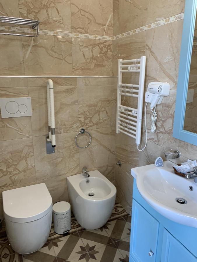 Piazza Fontana Luxury Bed & Breakfast กาลาตีนา ภายนอก รูปภาพ