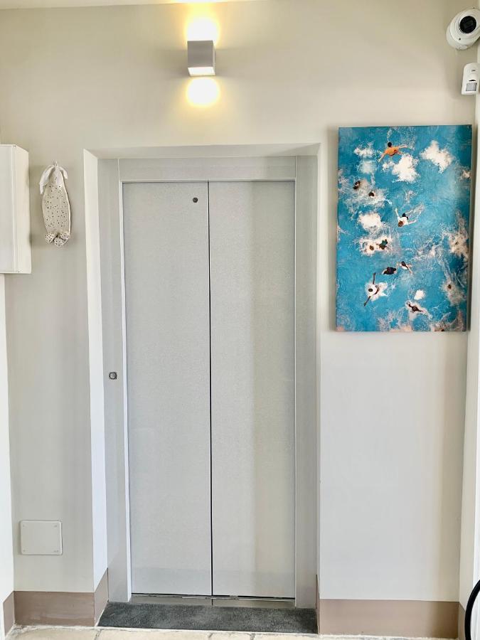 Piazza Fontana Luxury Bed & Breakfast กาลาตีนา ภายนอก รูปภาพ